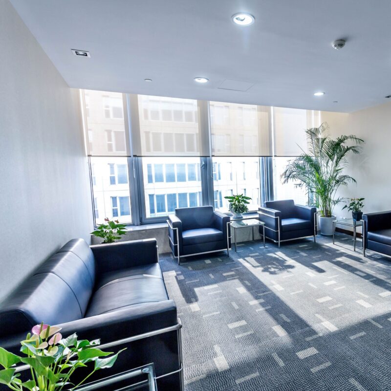 Paneles LED cuadrados instalados en techo de oficina con luz fría